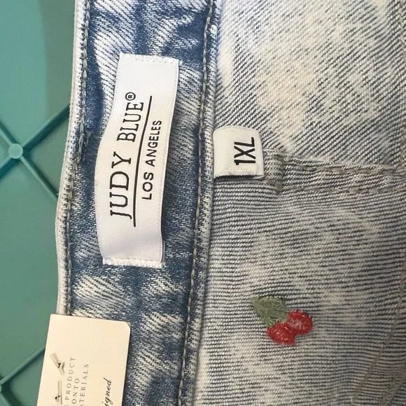NWT Judy Blue Light Wash Denim Shorts with Cherry Embroidery, Size 1x - Picture 7 of 7